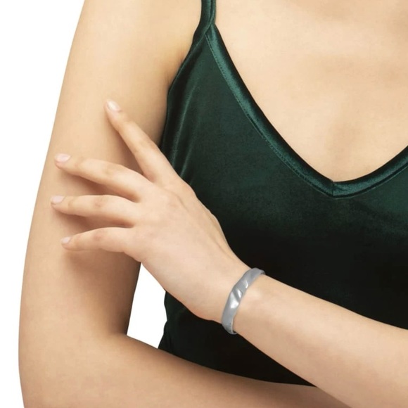 Kendra Scott Holland Cuff Bracelet In Vintage Gold - Picture 4 of 11